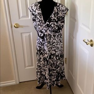 GORGEOUS CHAPS BLACK/WHITE FLORAL DRESS XL
